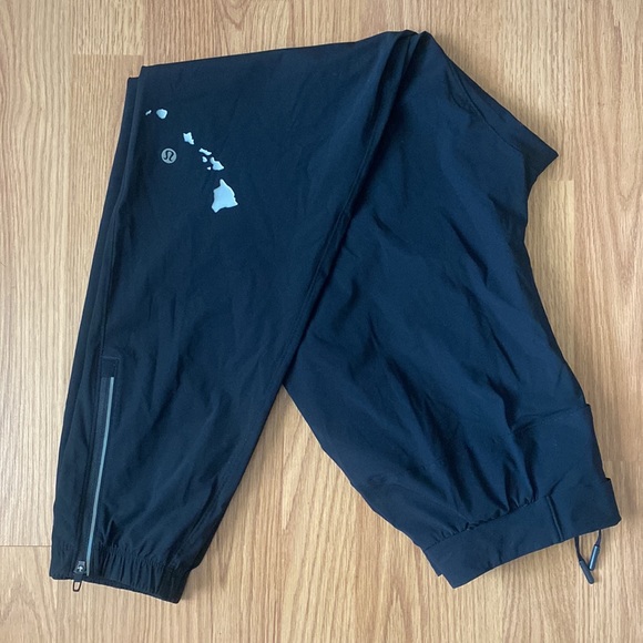❤️ Lululemon Hawaii Exclusive Surge Joggers Black Size Small NWOT